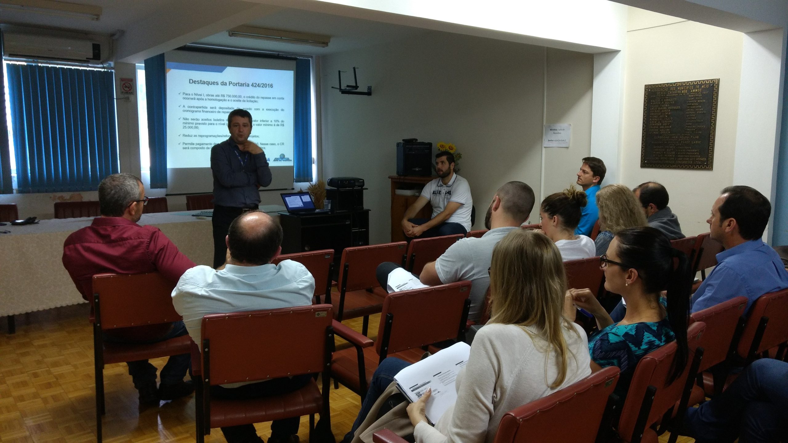 You are currently viewing Reunião com equipe técnica da Caixa Econômica Federal de Chapecó para Prefeitos, Engenheiros Civil e GMCS