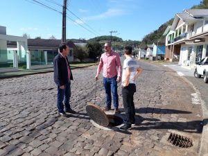 Read more about the article Prefeito Junior e o  Engenheiro Patrick do Município de Erval Velho receberam Engenheiro Zulian da AMMOC.