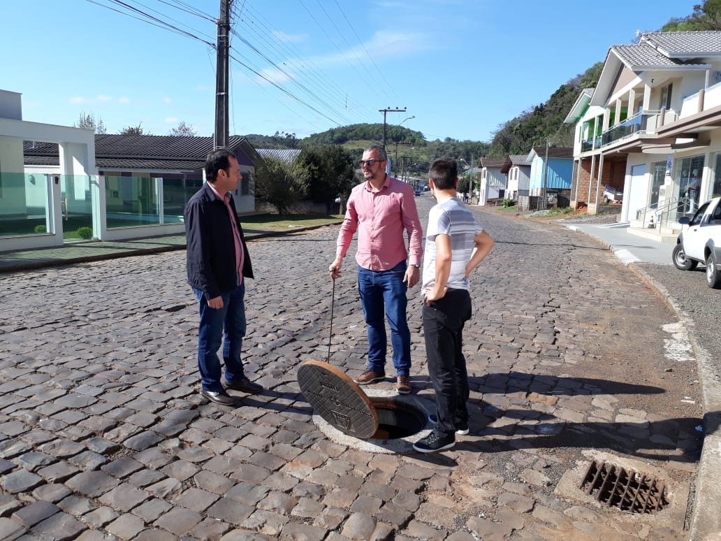 You are currently viewing Prefeito Junior e o  Engenheiro Patrick do Município de Erval Velho receberam Engenheiro Zulian da AMMOC.