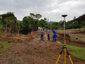 Read more about the article Setor de Engenharia realiza vistoria após enxurdas no Município de Lacerdópolis