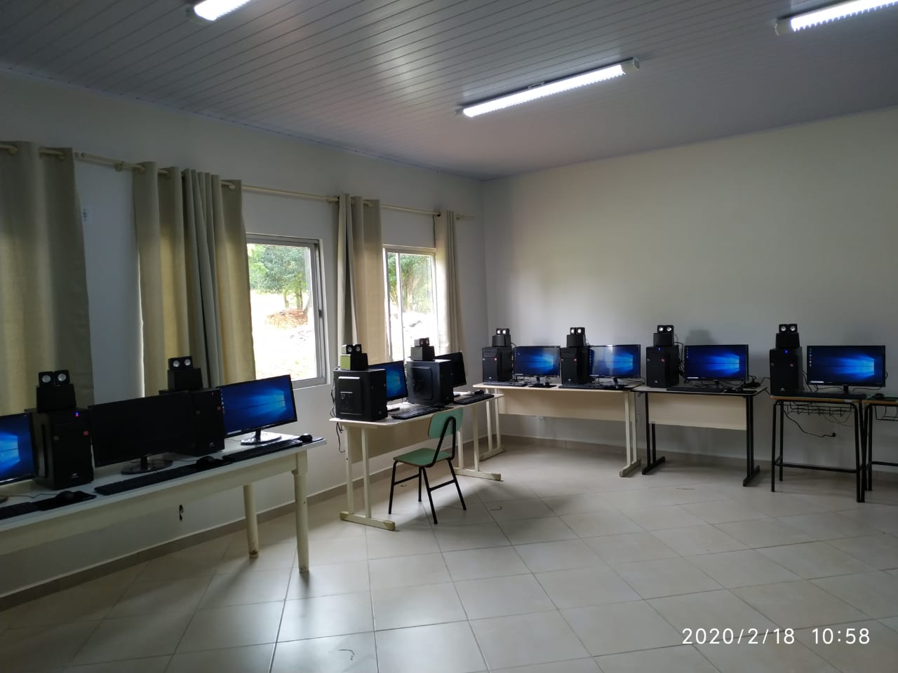 Read more about the article AMMOC faz a instalação e configuração de mais um laboratório de informática em Escola Municipal de Herval D’ Oeste