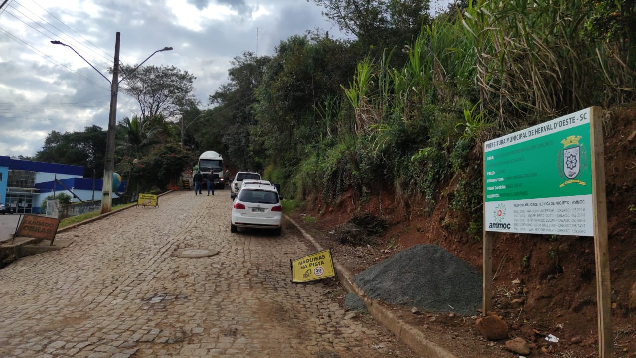 You are currently viewing HERVAL D’OESTE: Rua 06 de agosto recebe pavimentação em concreto armado