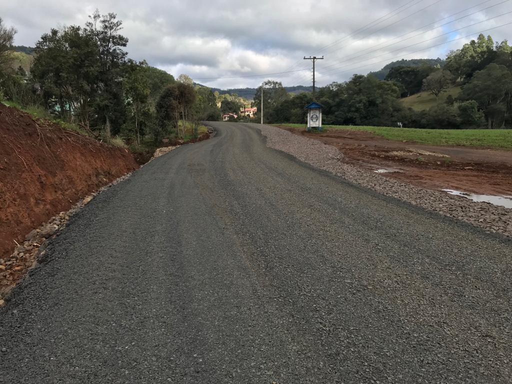 You are currently viewing Equipe técnica da AMMOC vistoria obras de pavimentação do trecho que dá acesso à Comunidade de São Luís em Lacerdópolis – SC