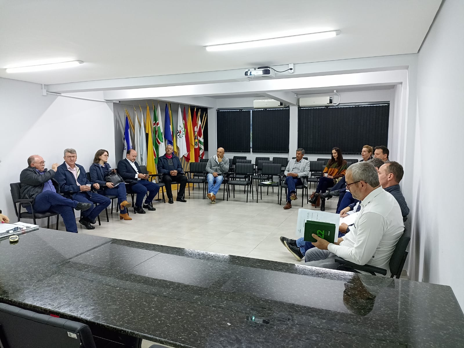 You are currently viewing Prefeitos que integram a AMMOC participam de Assembleia Geral Ordinária