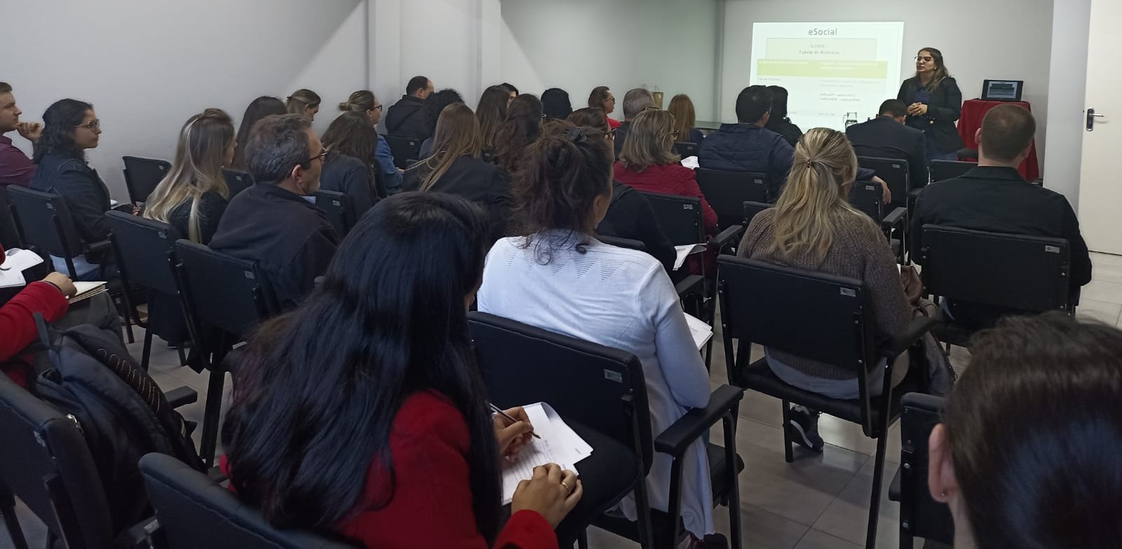 Read more about the article Curso sobre o eSocial é promovido pela AMMOC