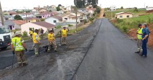 Read more about the article Prefeito de Capinzal e secretário executivo, da AMMOC vistoriam pavimentações asfálticas em duas ruas do município