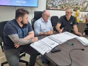 Read more about the article Engenharia da AMMOC entrega projetos para a pavimentação de ruas em Joaçaba