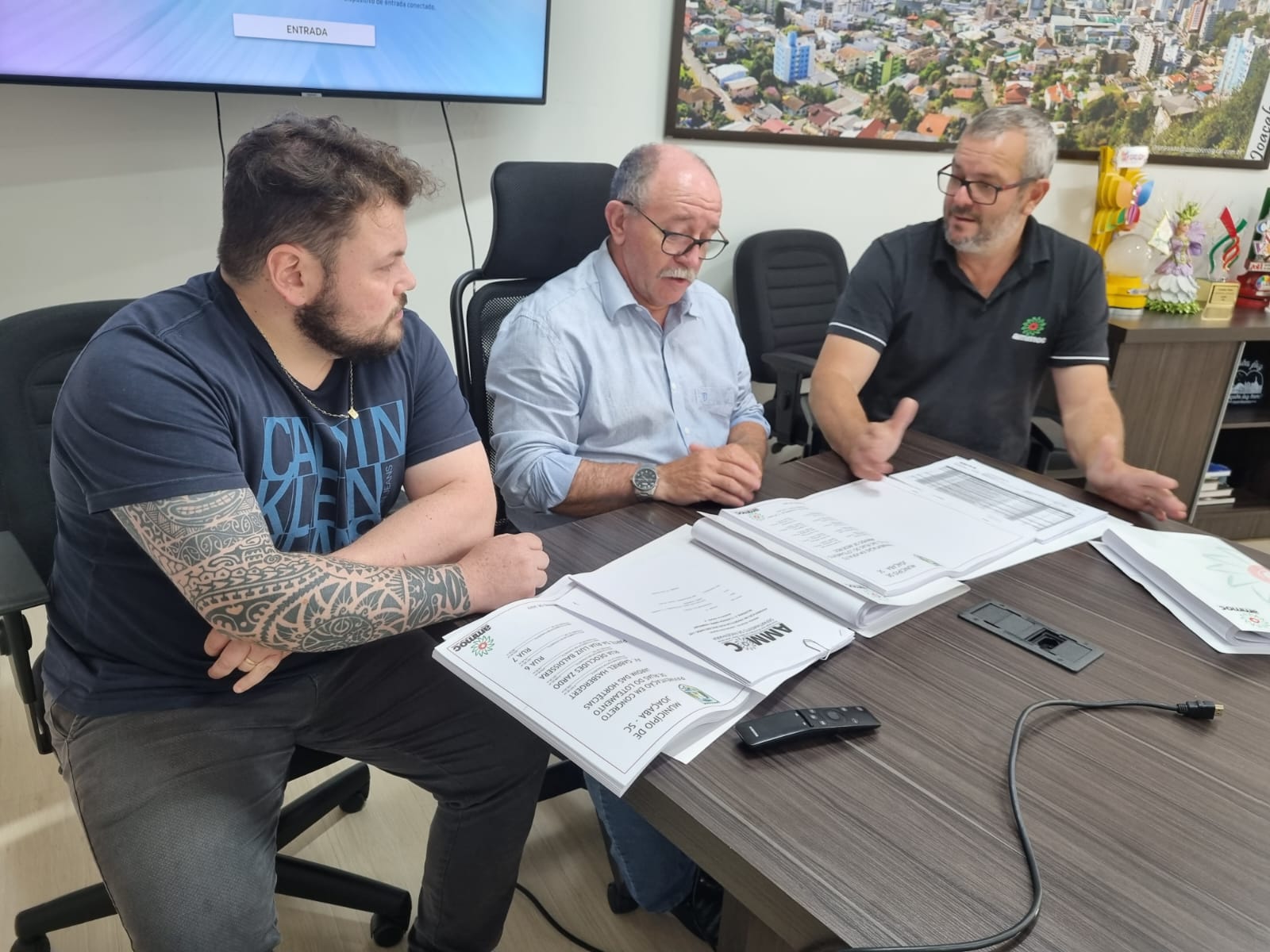 Read more about the article Engenharia da AMMOC entrega projetos para a pavimentação de ruas em Joaçaba