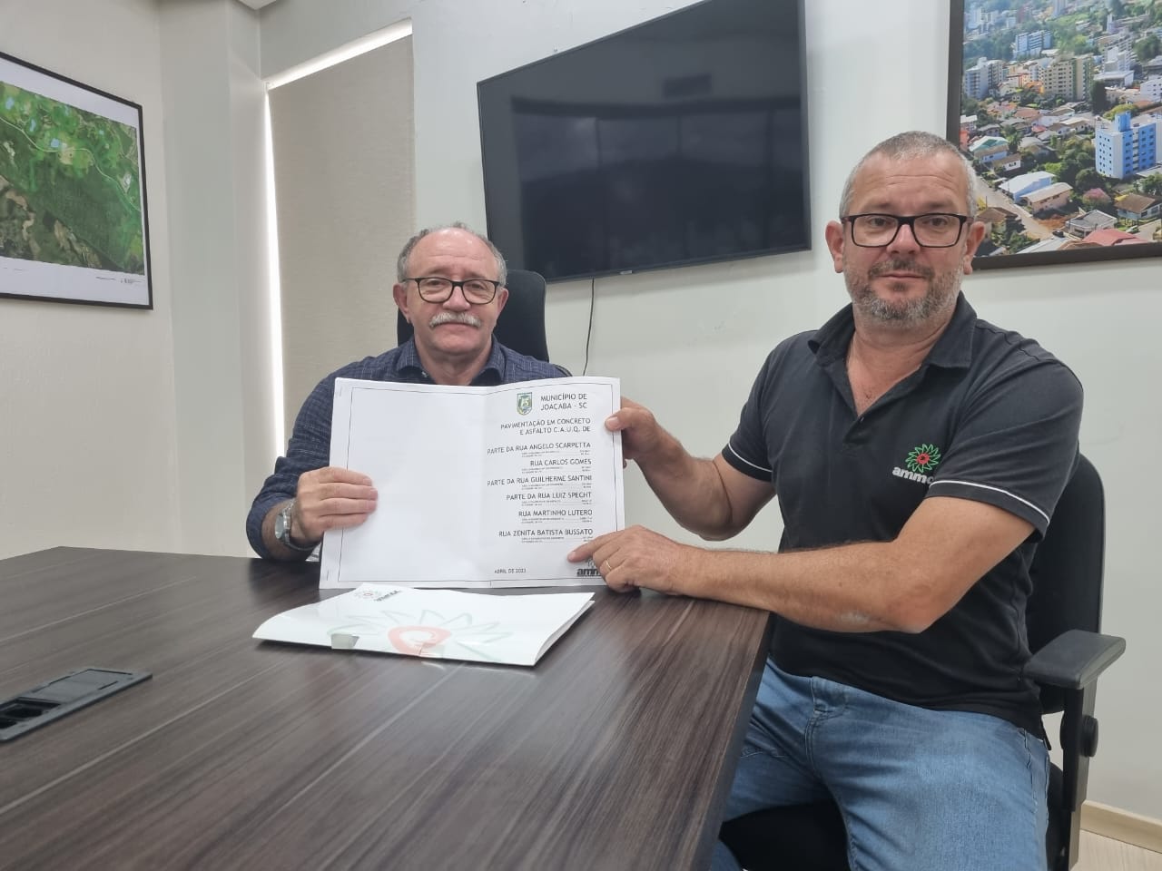 Read more about the article Projeto para pavimentação de ruas em Joaçaba é entregue ao prefeito Dioclésio Ragnini pelo Setor de Engenharia da AMMOC