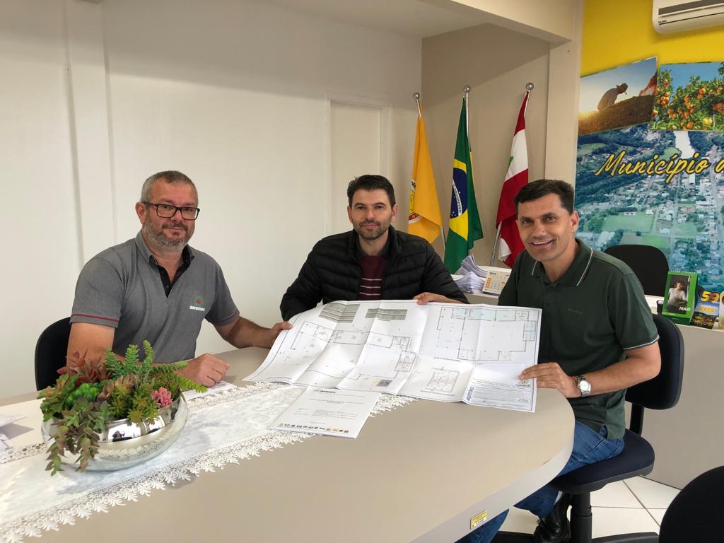 Read more about the article Prefeito de Ouro recebe projeto elaborado pelo Setor de Engenharia da AMMOC, para reforma e ampliação de um Centro Comunitário