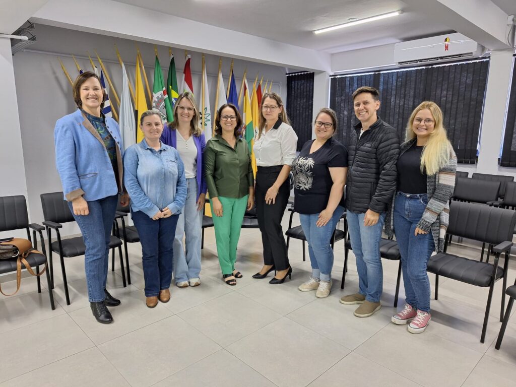 Integrantes do Colegiado de Cultura da AMMOC participam de reunião