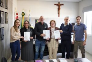 Read more about the article AMMOC entrega projeto de reforma e ampliação do hospital de Catanduvas