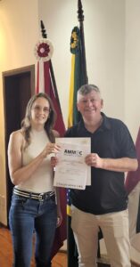 Read more about the article Prefeito de Treze Tílias recebe da AMMOC,  projeto da primeira etapa do Centro de Eventos